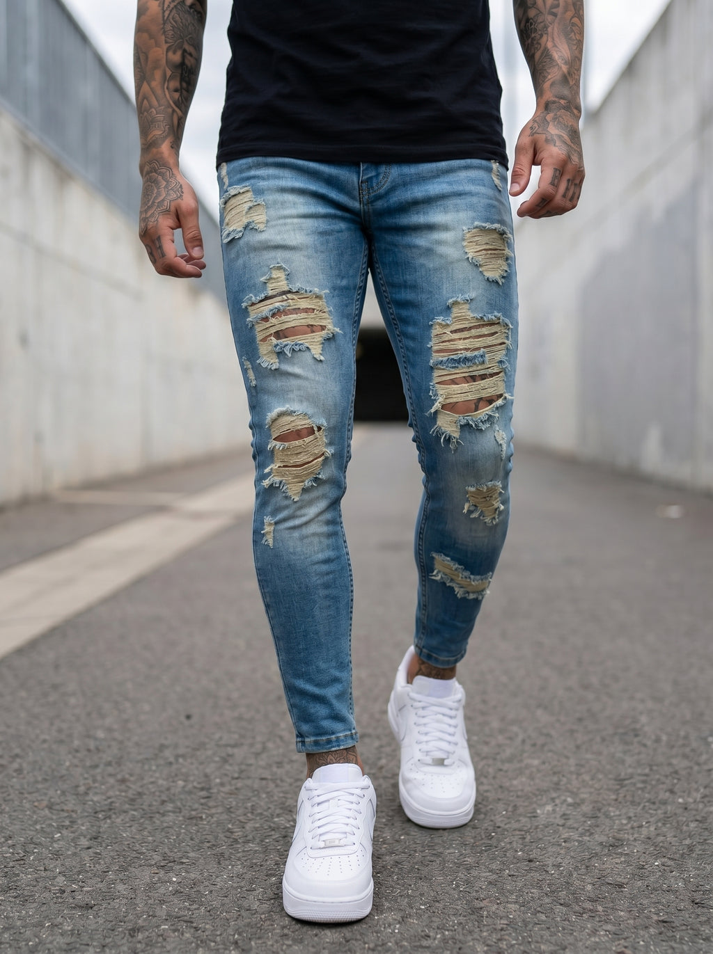 POLO MONACO TOTAL BLACK - JEANS SKINNY AZUL CLARO