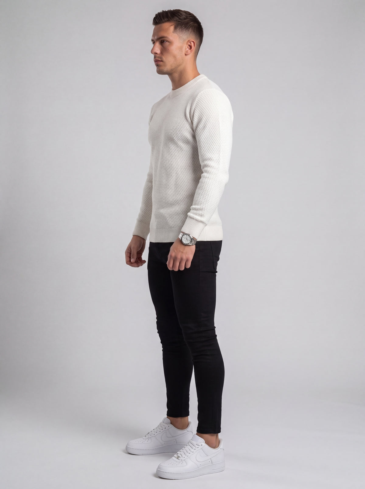 Outfit París — Jean Negro & Buzo Blanco