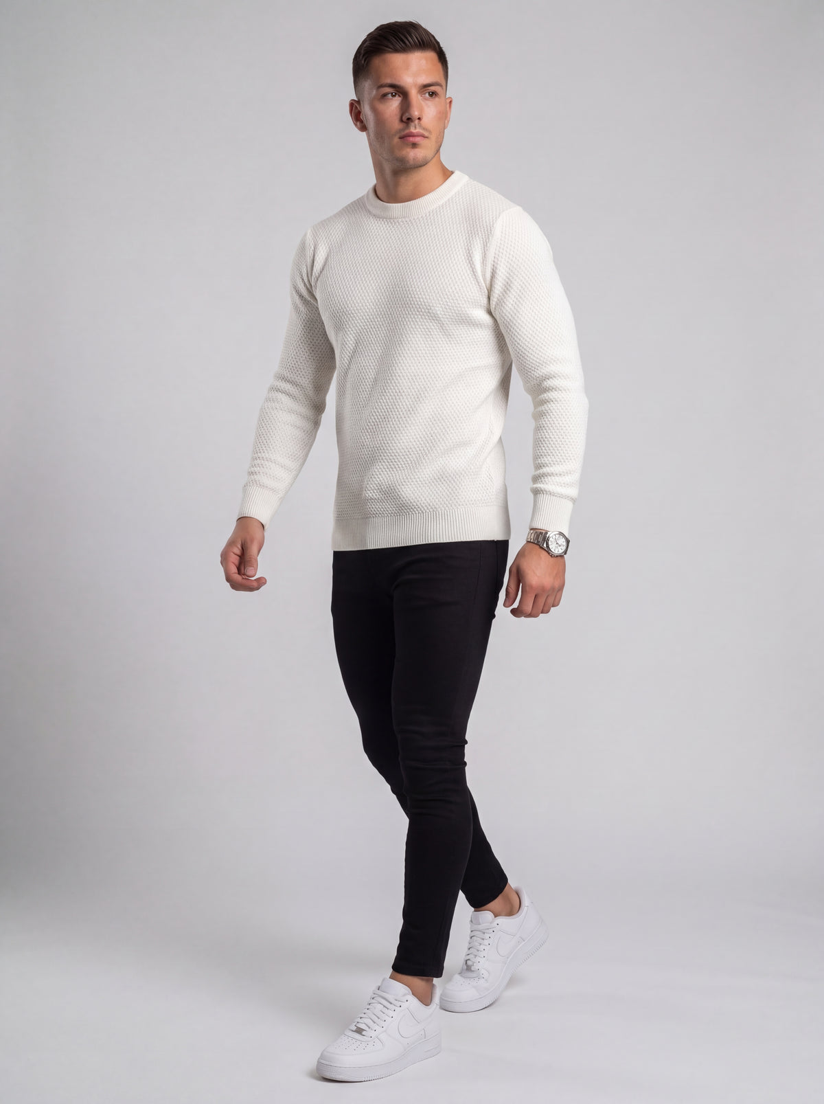 Outfit París — Jean Negro & Buzo Blanco