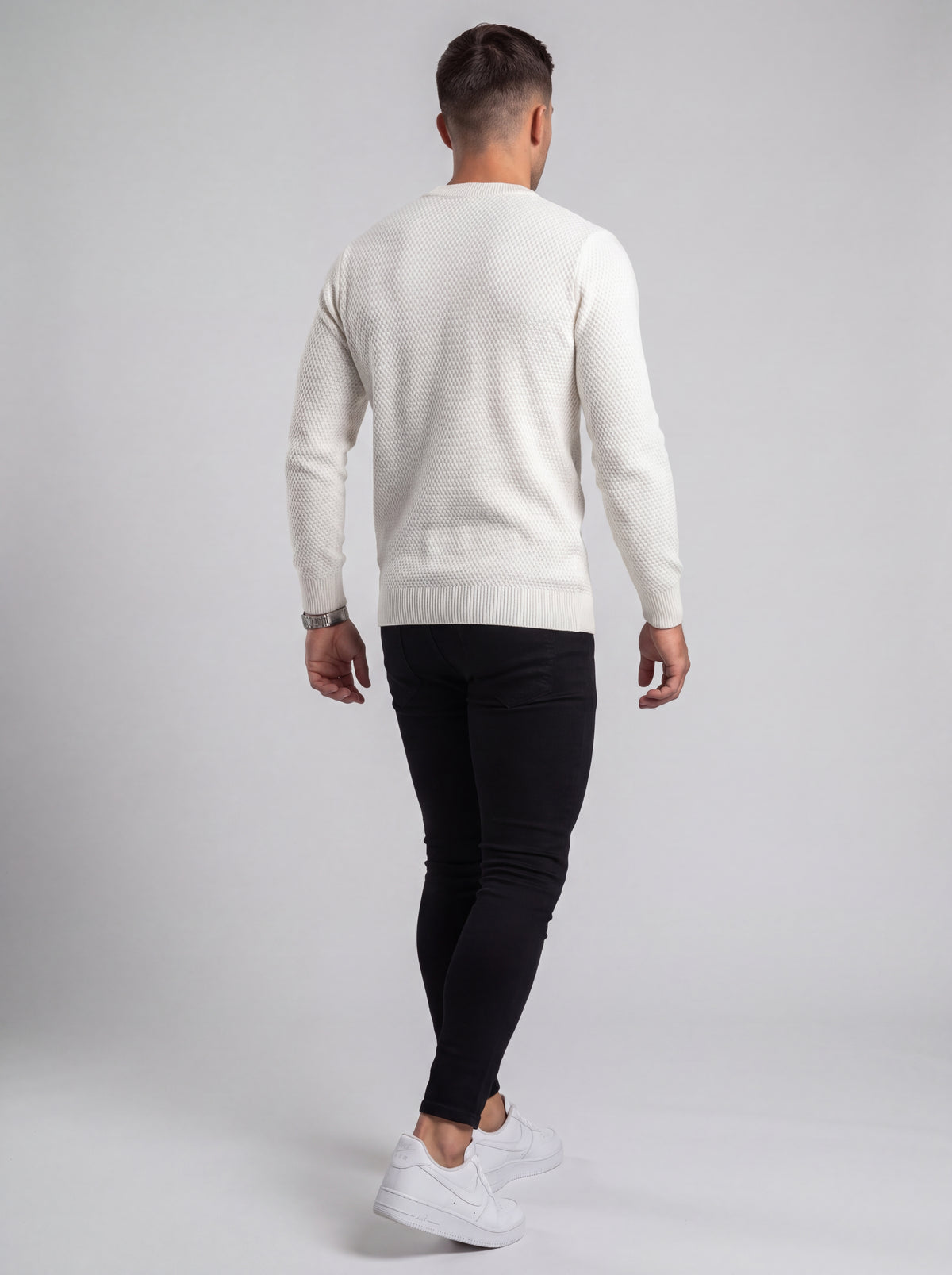 Outfit París — Jean Negro & Buzo Blanco