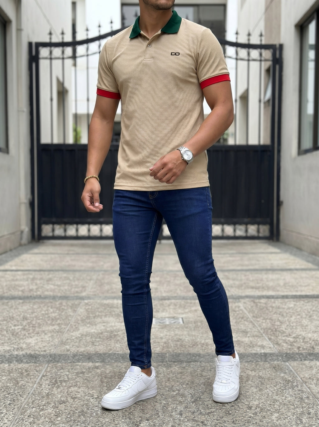 POLO DO MONACO BEIGE + JEAN SKINNY FIT AZUL INDUSTRIAL