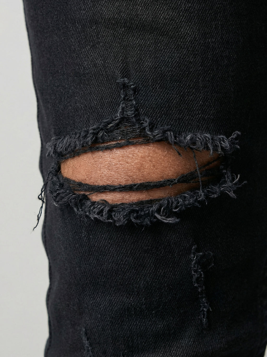 JEAN SKINNY - NEGRO ROTO RODILLA