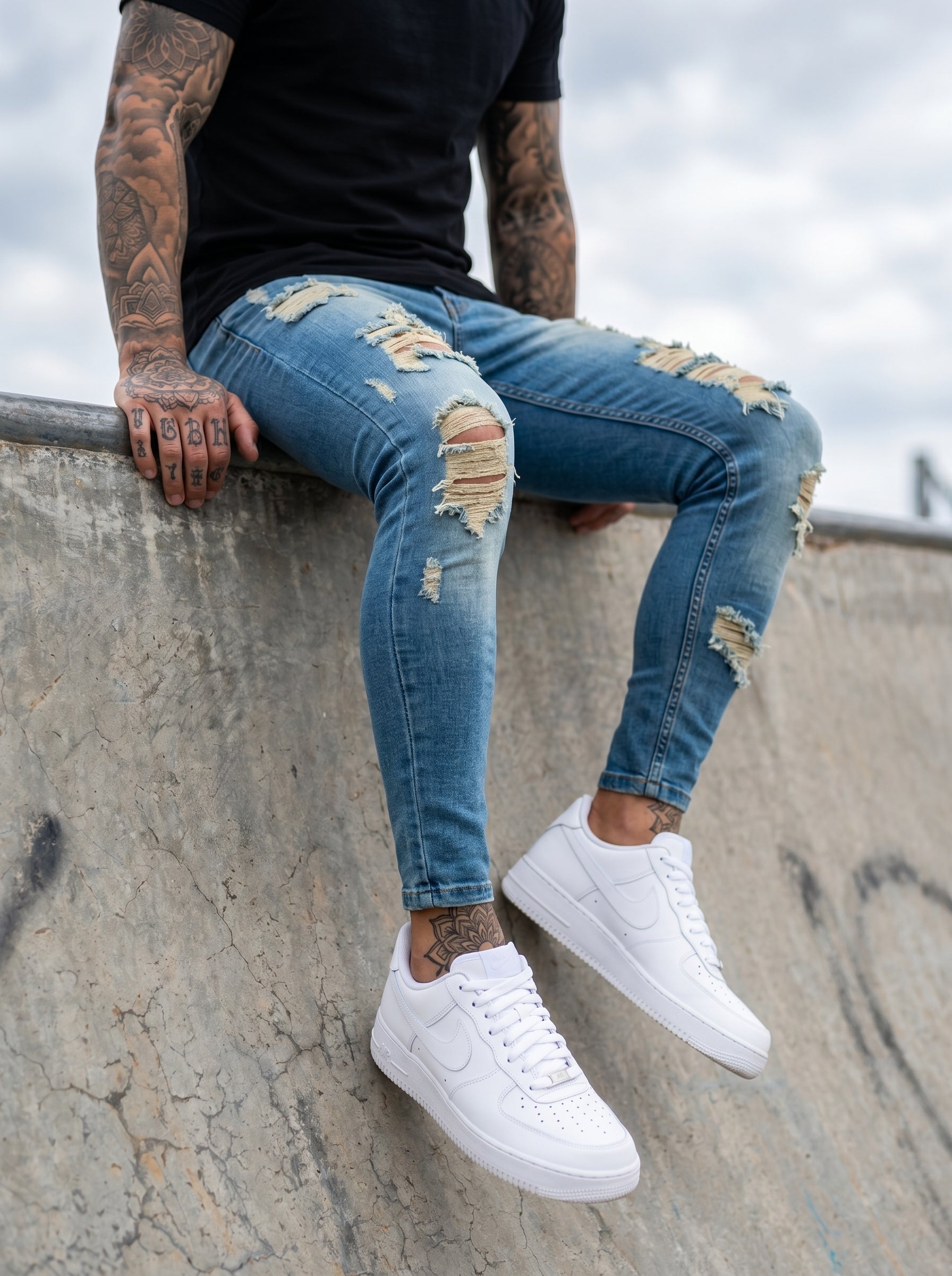 POLO MONACO TOTAL BLACK - JEANS SKINNY AZUL CLARO