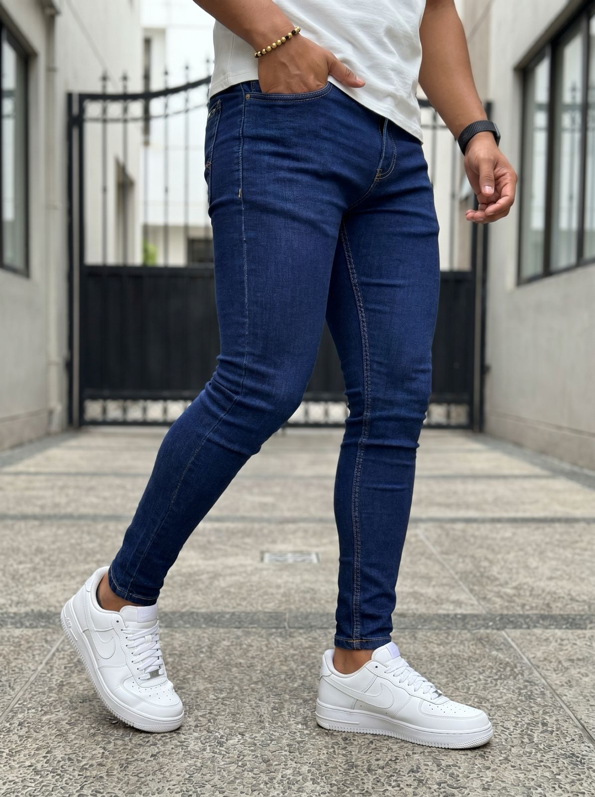 POLO DO MONACO BEIGE + JEAN SKINNY FIT AZUL INDUSTRIAL